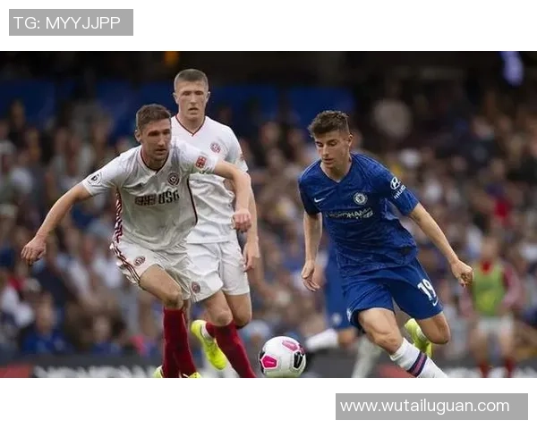 贝夏普尔与舒列夫的精彩对决揭示足球战术与团队协作的深刻内涵